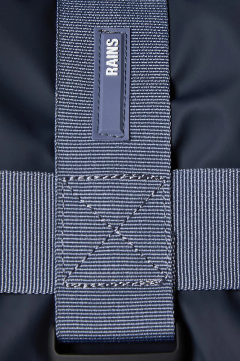 Rains Waterproof Quilted Packable Blanket (Navy) - Image 3